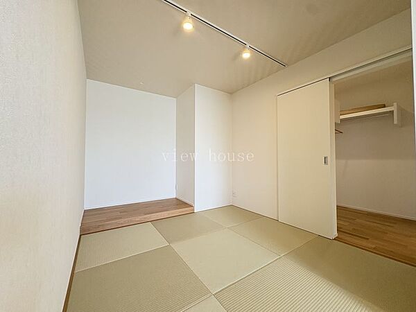 【和室】 床の間付きで収納も置けますね♪