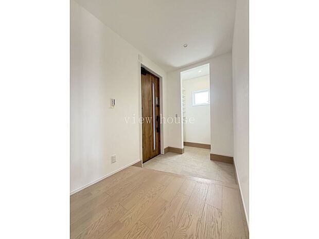 【玄関】 収納ボックスがなくすっきりしています♪奥にはシューズインクローク付き♪