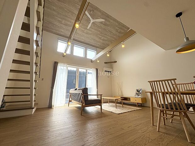 【ＬＤＫ１９帖】 リビングを中心におうちに一体感が感じられ、家族の仲も深まりそうです☆彡