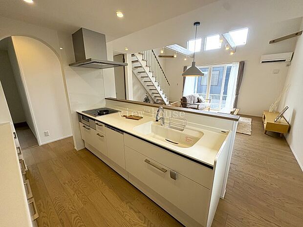 【システムキッチン】 キッチンは清潔感も感じられる白色♪玄関入ってすぐキッチンなのもお買い物帰りなど便利です♪