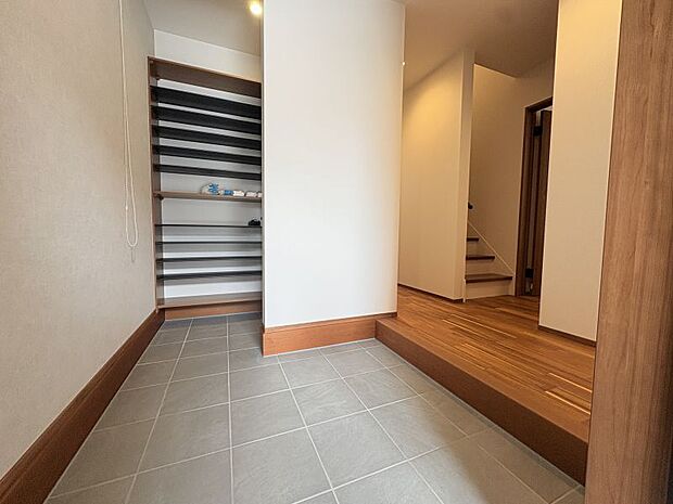 【玄関】 収納側にはスクリーンカーテン付きで来客時の目隠しにもできます♪