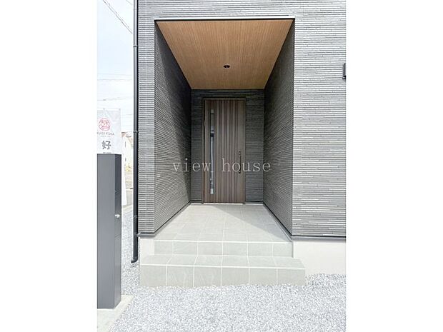 【玄関】 奥行深めで道路側からも室内は見えづらくプライベートも守られます♪