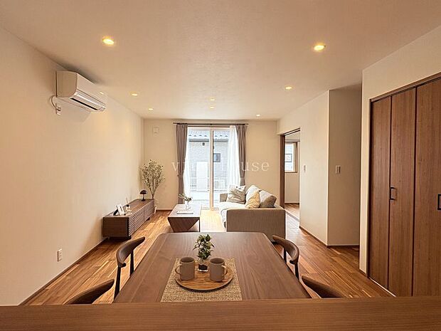 【キッチンからみたリビング】 カウンター部分も広めなので、リビングも良く見えてコミニュケーションも取りやすいです♪