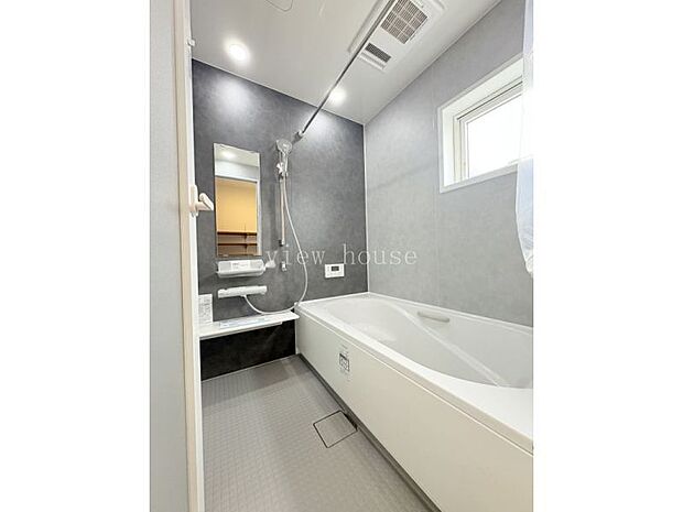 【浴室】 浴室暖房乾燥機能付きで雨の日でもお洗濯ものが干せます。