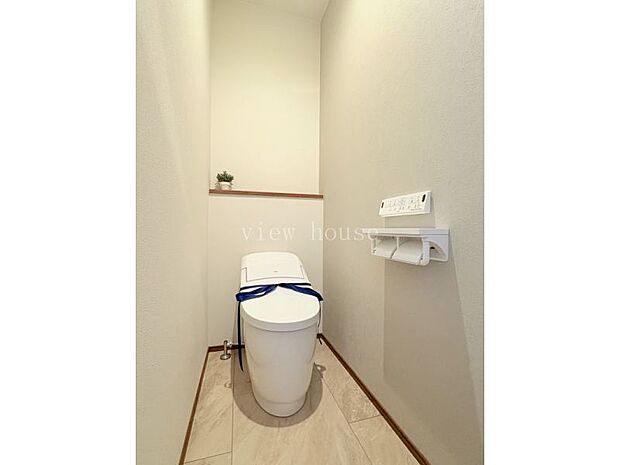 【1階トイレ】 タンクレスでスッキリ見えます。