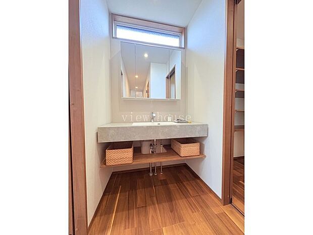 【洗面】 自然光も感じられる明るい洗面は三面鏡タイプで収納もたっぷり♪玄関からも近く衛生面も安心♪