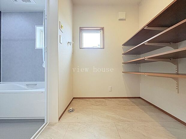 【脱衣室】 大型の可動棚付きで着替えにも便利で広々してます。