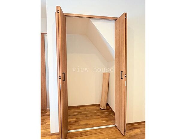 【階段下収納】