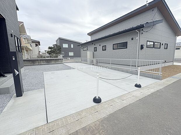 ■駐車スペース並列2台+1台可能!前面道路も広々6m幅なので駐車しやすいです!