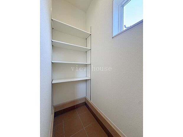 【シューズインクローク】 可動棚付きで整理整頓に便利♪