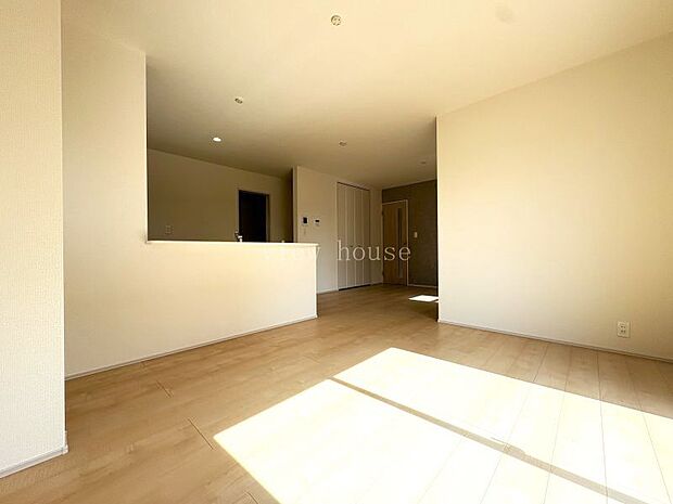 【LDK18帖】 キッチン前には配膳もラクラクダイニングスペース♪