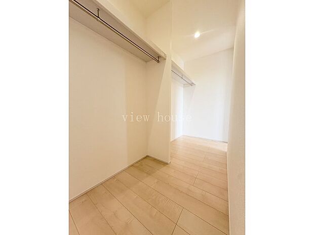 【ウォークインクローゼット】 ウォークスルーなので、使いやすいです♪