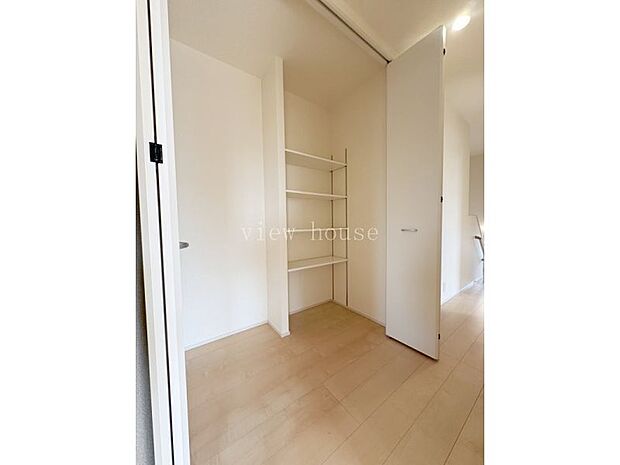 【ストレージルーム】 2階階段ホールにあります。可動棚もあり整理整頓もしやすく広々しています!