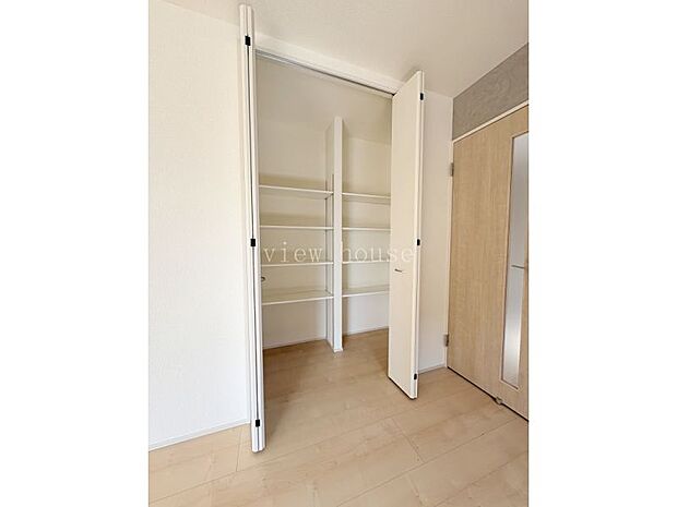 【リビング収納】 散らかりがちなリビング内の物は一つのまとめて収納できます♪