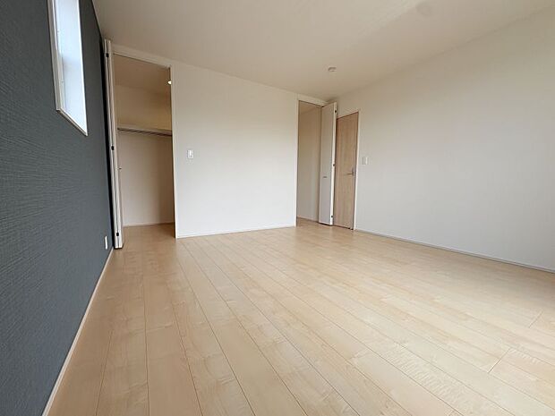 【洋室9帖】 WICは扉が2つあり行き来できて便利♪