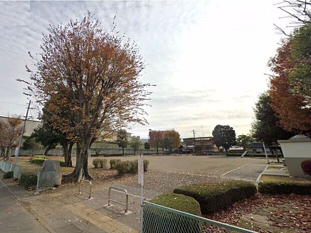 向原南公園 300m東京鋼鐵の工場裏手の住宅街の奥地にあり、サイズも比較的大きく、緑豊かな公園。車の通りもないので、小さな子供でも安全に遊ばせることができそうです。