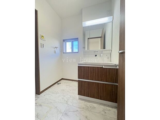 【洗面】 収納はスライドタイプ♪スッキリ分けて収納できます。