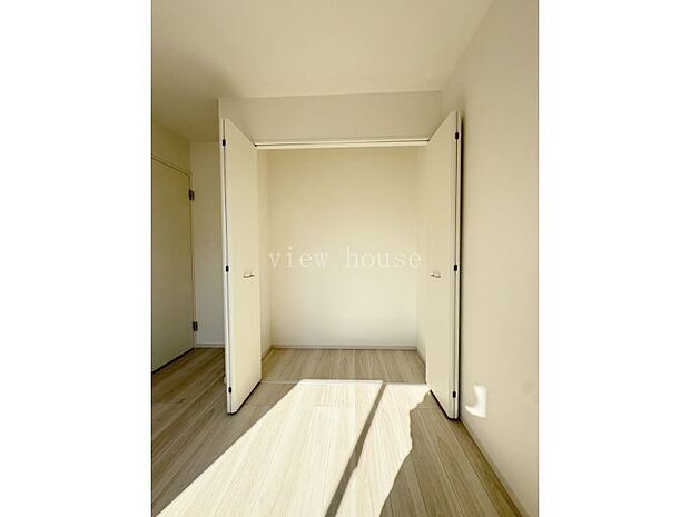 【クローゼット】 ハンガーポールを付けたらコートなどもかけられます。