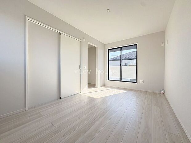 【洋室８．４帖】 WIC付き、バルコニーに面した明るいお部屋♪