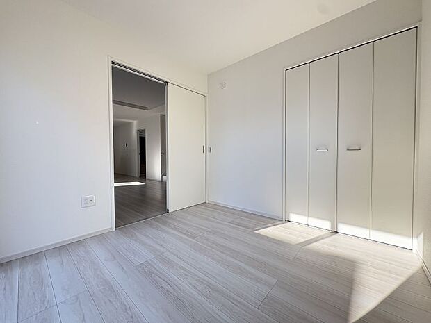 【洋室４．５帖】 １階リビングに隣接したお部屋です。