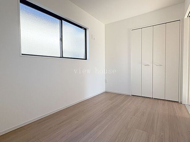 【１階洋室５帖】 収納付きなので、お子様が小さいうちは子供部屋としてもいいですね♪