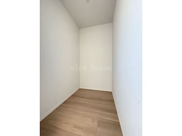 【ウォークインクローゼット】 お洋服好きの方には嬉しいたっぷり収納が可能です。