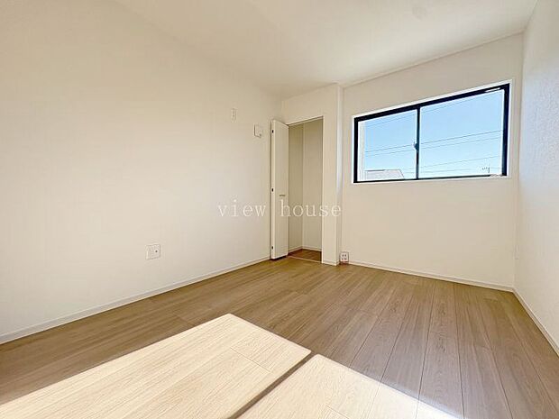 【洋室５．１帖】 真ん中のお部屋です。