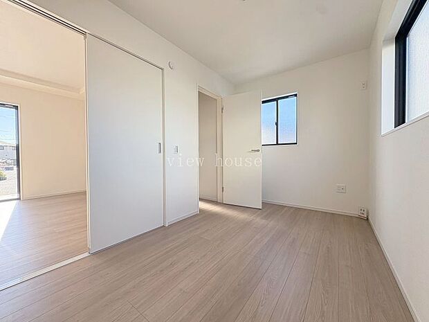 【１階洋室５帖】 広めの収納としてもお使いいただけます。