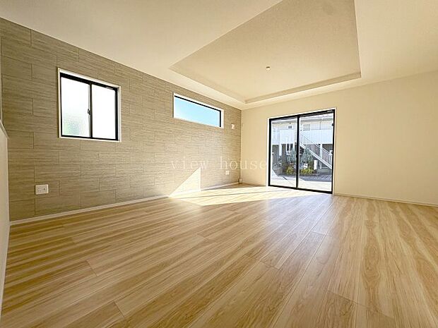 【ＬＤＫ１８帖】 窓も高めに設置されていて、家具家電も設置しやすいです♪