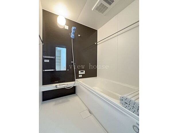 【浴室】 浴室暖房乾燥機能付きで雨の日でもお洗濯ものも干せます♪