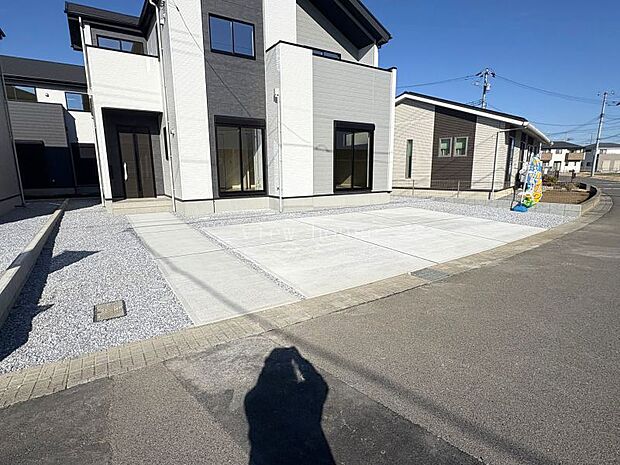 【駐車スペース】 並列３台可能♪お友達が来ても安心♪