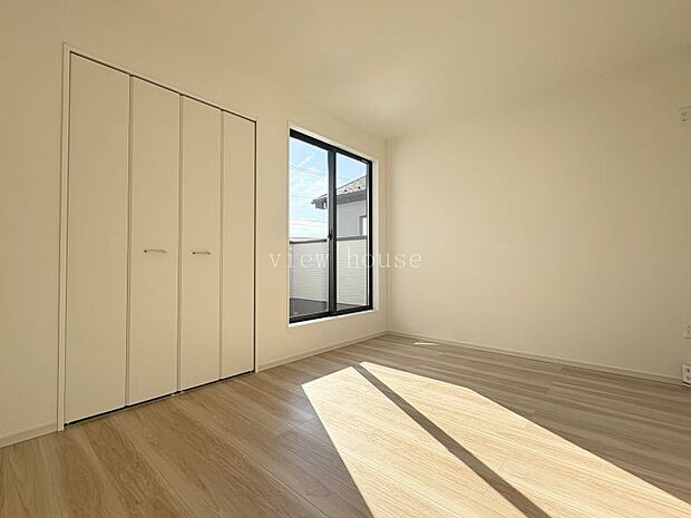 【洋室６帖】 西側のお部屋♪クローゼット収納付き♪