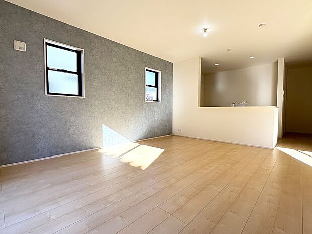 【ＬＤＫ１５帖】 アクセントクロスがおしゃれなカウンターキッチンのＬＤＫ♪