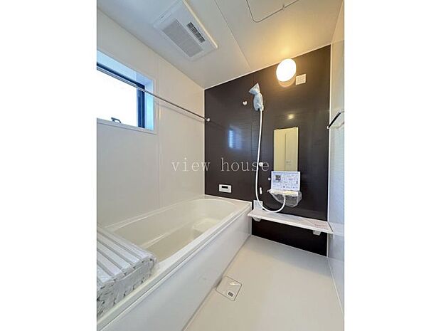 【浴室】 エコベンチタイプで節水効果もある浴槽♪