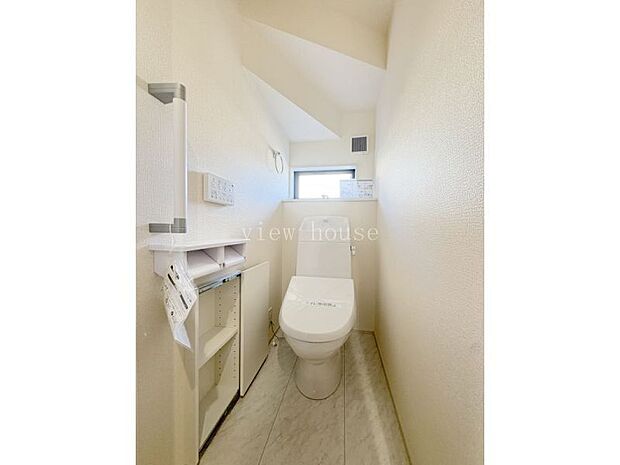 【１階トイレ】 スライド扉の収納付き♪