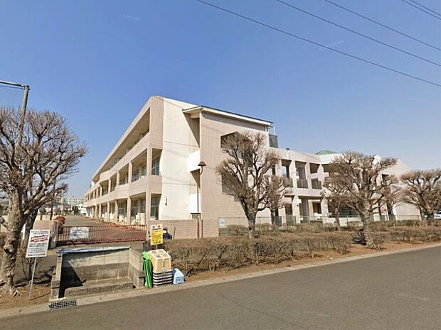 下野市立緑小学校 550m緑小は、創立３１年目を迎えました。今年度も、「つながる」をスローガンに、「元気なあいさつ　輝くひとみ　みんなが笑顔　みどりの子」の育成を目指します。