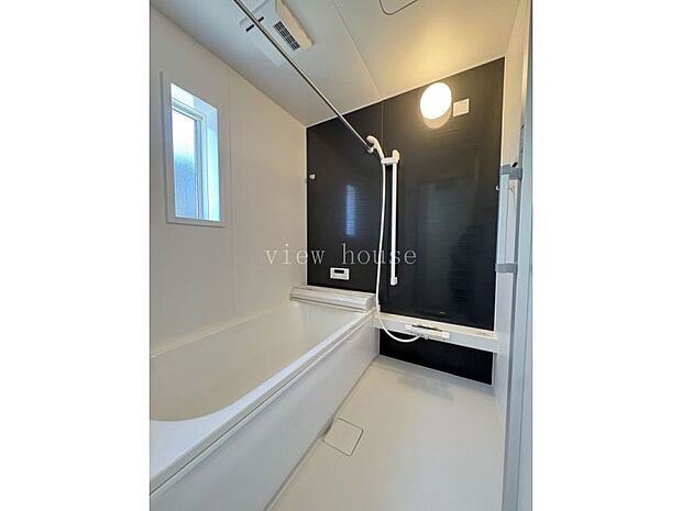 【浴室】 浴室暖房乾燥機能付きで雨の日はお洗濯ものも乾かせます♪