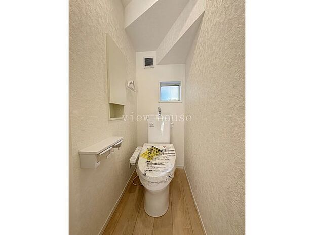 【1階トイレ】 温水洗浄便座付きでいつでも快適に御利用いただけます♪