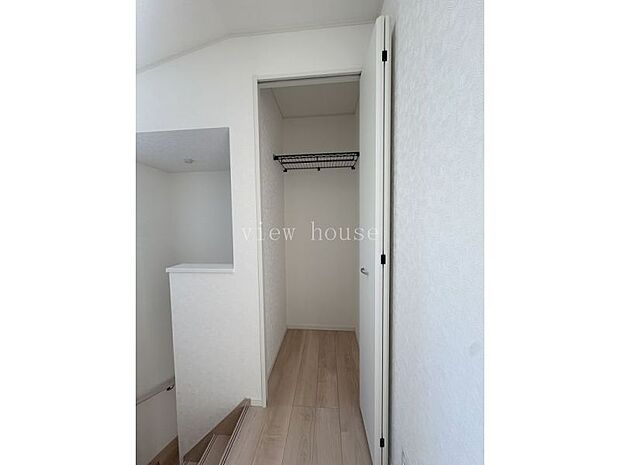 【2階ホール収納】 掃除用品やお出かけグッズなど収納できますね♪