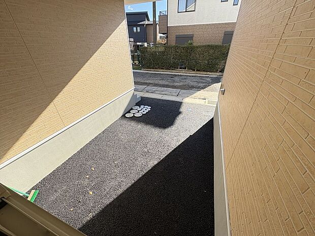 【ガレージ】 洋室4.5帖から見えるガレージ