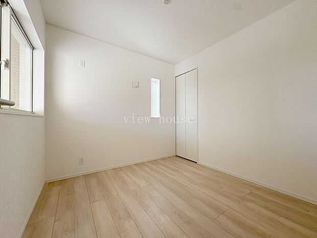 【1階洋室4.5帖】 玄関入ってすぐ左側のお部屋です♪