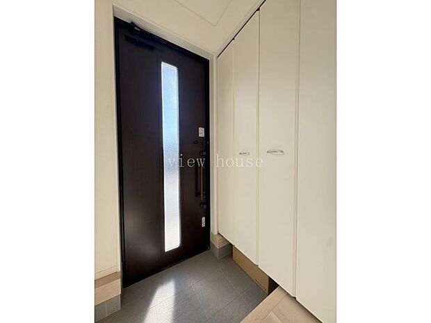 【玄関】 大容量クローゼット収納付きで靴だけでなく玄関周りの小物もすっきりできます。