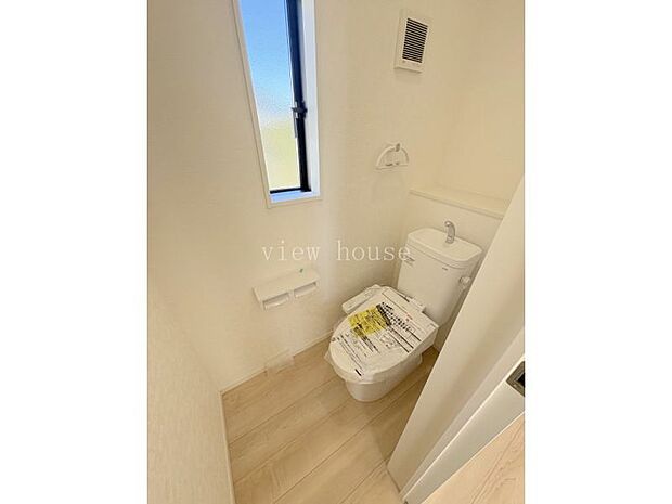 【１階トイレ】 窓付きで換気もできる１階トイレ♪