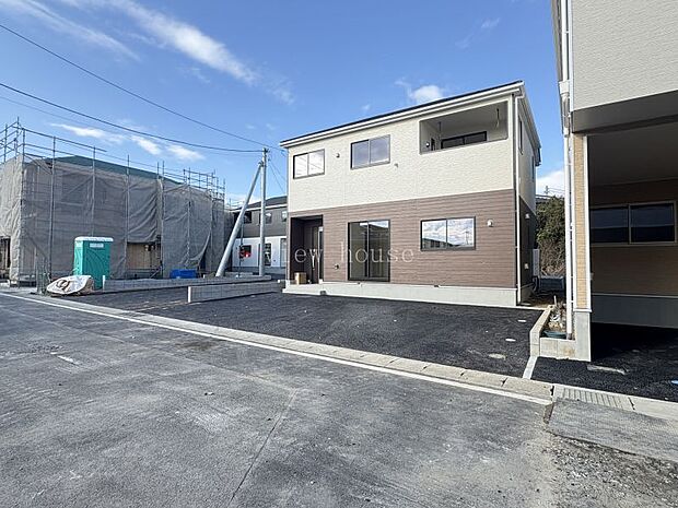 並列駐車が可能です♪アスファルト舗装で手入れいらずも嬉しいポイント♪（2025.11.20撮影）