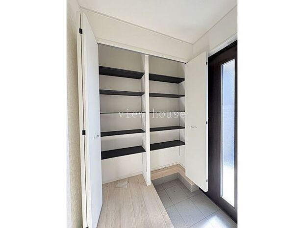 【玄関収納】 大容量クローゼット収納で靴だけでなく玄関周りの小物もすっきり収納できます。