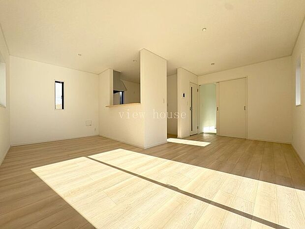 【LDK16.5帖】 キッチンを中心にL字型リビング♪キッチンからはダイニングスペースもリビングスペースも見ることができます♪