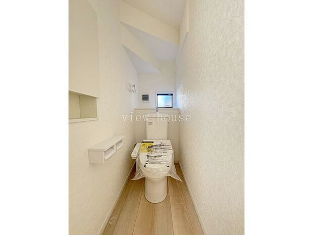 【1階トイレ】 温水洗浄便座付きでいつでも快適に御利用いただけます。