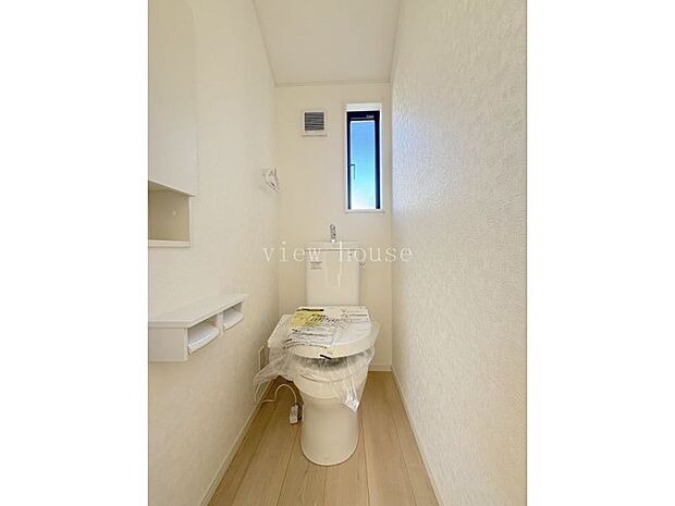 【2階トイレ】 窓付きで換気もできます。