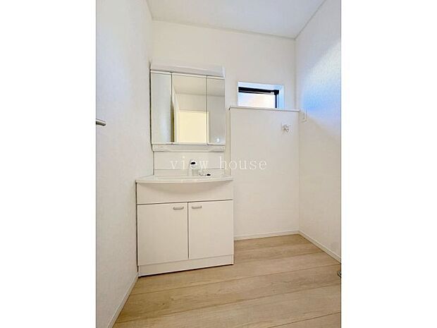 【洗面】 三面鏡付きで収納たっぷり♪化粧品など細々したのものも収納可能です。