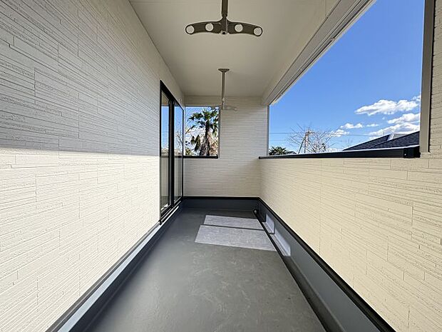 【バルコニー】 2部屋から出入り可能なバルコニー♪